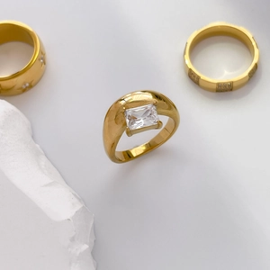 Détail de bagues en titane plaqué or 18 carats avec gravure d'étoile et zircons