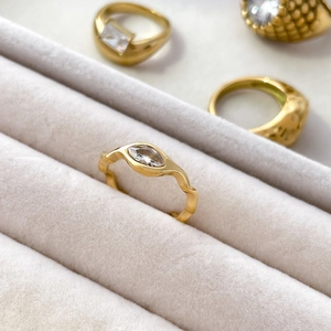 Vue macro d'une bague ondulée plaquée or 18 carats avec zircon marquise sur daim