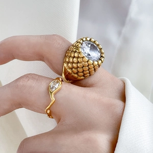 Bague vague en titane doré et bague imposante avec grand oxyde de zirconium brillant