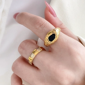 Bagues en titane plaquées or 18 carats avec gemme noire et zircone pavé fin