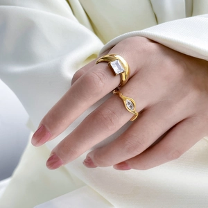 Ensemble de bagues plaquées or 18 carats avec zircons taille émeraude et marquise