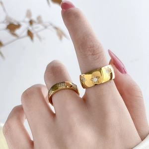 Gros plan de bagues en titane plaqué or 18 carats avec motifs d'étoiles et pierres zircon