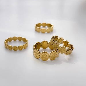 Ensemble de bagues marguerites et maillons ovales en acier inoxydable plaqué or 18 carats