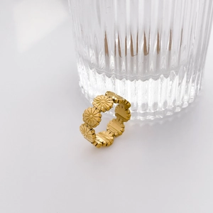 Vue détaillée de la bague marguerite dorée plaquée or 18 carats avec gaufrage floral