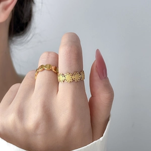 Ensemble de deux bagues plaquées or 18 carats avec motifs marguerites et blocs géométriques