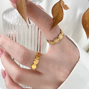 Bagues chics plaquées or 18 carats avec marguerites et maillons géométriques pour femme