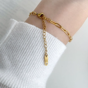 Detail of 18K gold plated titanium chain bracelet with lobster clasp and extender link