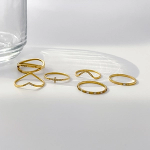 6er-Set minimalistische Goldringe aus Edelstahl mit Zirkonia-Kreuz- und V-Form-Design