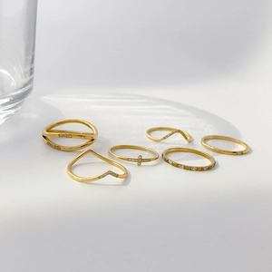Sechser-Set minimalistische vergoldete Ringe mit Kreuz Herz und Zirkonia Akzenten