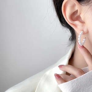 Elegant C-shaped pearl hoop earrings with 18K gold plated titanium and three hanging pearls