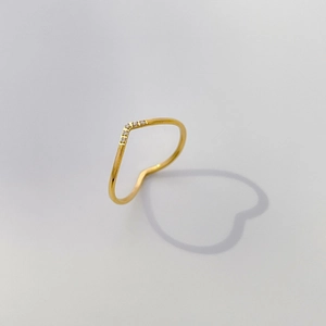 Detailansicht des goldenen V-förmigen Kreuzrings mit Zirkonia und Herzschatten