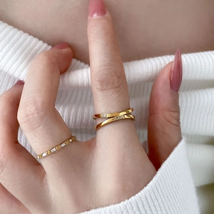 Zweilagiger Kreuzring mit Zirkonia-Steinen aus minimalistischem Gold-Titanstahl-Design