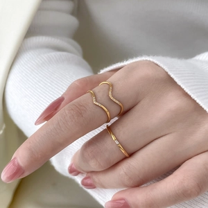 Goldenes Lagen-Ring-Set mit Zirkonia-Mikropavé und minimalistischem Kreuzdesign aus Stahl