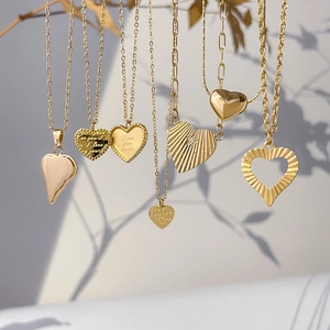 Collier Pendentif Cœur Acier Inoxydable Plaqué Or 18K Gravure Amour Design Creux Bijoux Mode Femmes