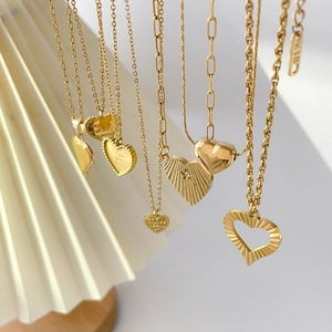 Colliers cœur plaqués or 18 carats avec gravure Love You More et textures rayonnantes