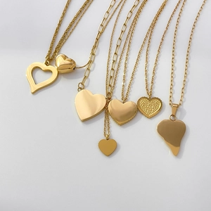 Détail de divers colliers avec pendentifs cœur creux et pleins plaqués or 18 carats