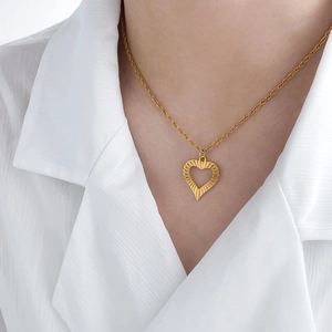 Élégant collier en acier titane plaqué or 18 carats avec pendentif cœur texturé