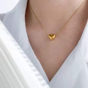 Détail du collier à pendentif cœur en acier inoxydable plaqué or 18K sur modèle