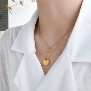 Collier double couche en titane plaqué or 18 carats avec pendentif cœur gravé pour femme