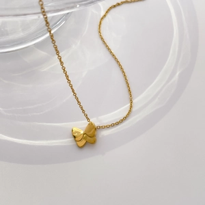 Détail du pendentif papillon poli en acier plaqué or 18 carats et sa chaîne fine