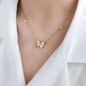 Détail du collier papillon double couche plaqué or 18 carats avec nacre sur le mannequin