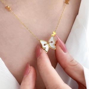 Collier double couche papillon en titane plaqué or 18K avec incrustation de nacre