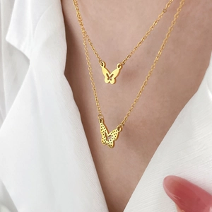 Collier double rang en acier inoxydable plaqué or 18 carats avec pendentif papillon