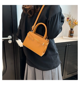 Vue détaillée du sac bandoulière jaune gingembre avec sangle réglable et boucle