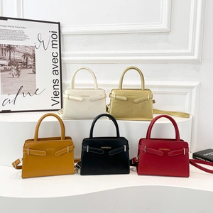 Sacs à main carrés chics en crème, jaune, rouge, noir et doré avec bandoulière réglable