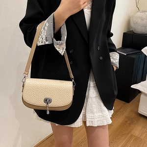 Sac sous le bras tissé beige avec pompon argenté et bandoulière élégante