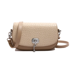 Sacoche selle beige en cuir tressé avec boucle métallique et bandoulière réglable