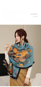 Détail de l'écharpe en imitation cachemire avec motifs spirales bleus et franges fines