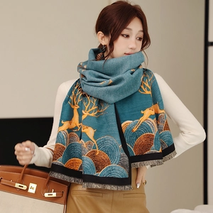 Détails de l'écharpe jacquard sarcelle avec motif de renne doré et des franges