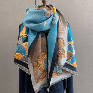 Écharpe bleu foncé en imitation cachemire avec motifs d'élan orange et fines franges