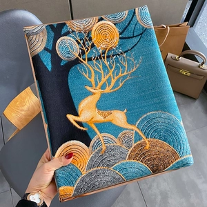 Écharpe élégante en cachemire bleu paon avec broderie de renne doré et de forêt
