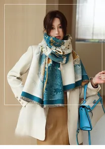 Gros plan sur châle en imitation cachemire à imprimé vintage avec franges et motifs bleus