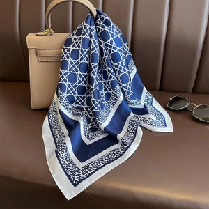 Elegante foulard in seta blu navy e bianco con bordo leopardato su borsa in pelle