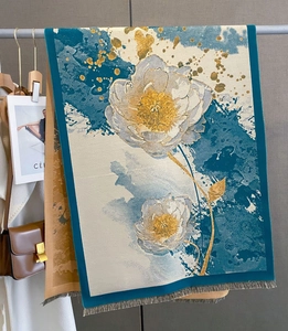Détail du châle floral bleu sarcelle avec touches dorées et finitions à franges