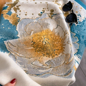 Vue détaillée de l'écharpe en cachemire doux avec motif floral vintage et touches bleues