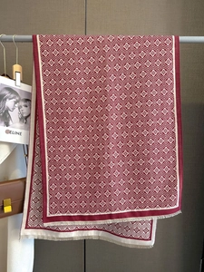 Detail eines roten Blumenschals mit Fransen und Vintage-Sechseckmuster für Damen