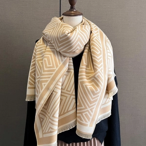 Detailansicht von geometrischem Jacquard-Muster und feinen Fransen am Winterschal