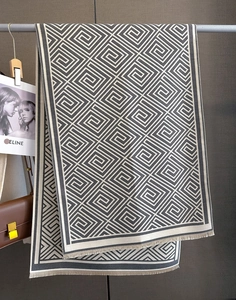 Detail eines geometrischen Schals mit Fransen und hochwertiger Textur in Kaschmir-Optik