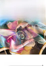 Dettaglio ravvicinato delle cuciture sottili e del tessuto in seta del foulard artistico