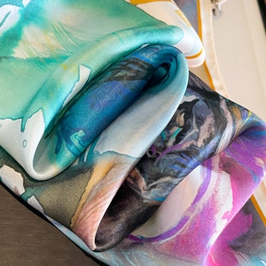 Sciarpa di seta stile pittura a olio con stampe acquerello astratte colorate da donna
