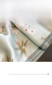 Détail de la couture surjet haute densité sur un foulard en soie vert clair à fleurs