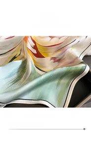 Détail du motif floral vibrant sur foulard en soie avec coutures noires de précision