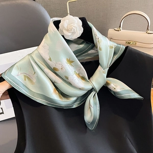 Élégant foulard en soie vert menthe à motifs floraux blancs et bordure à rayures vertes