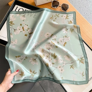 Élégant foulard en soie vert clair avec imprimé floral d'orchidées blanches chic