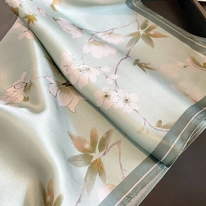 Carré de soie vert menthe élégant avec motifs d'orchidées blanches et éclat satiné