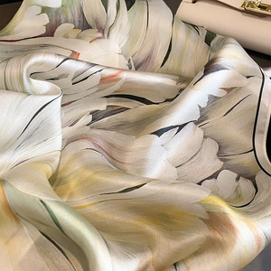 Écharpe élégante en soie avec imprimés floraux et finition lustrée avec un sac élégant
